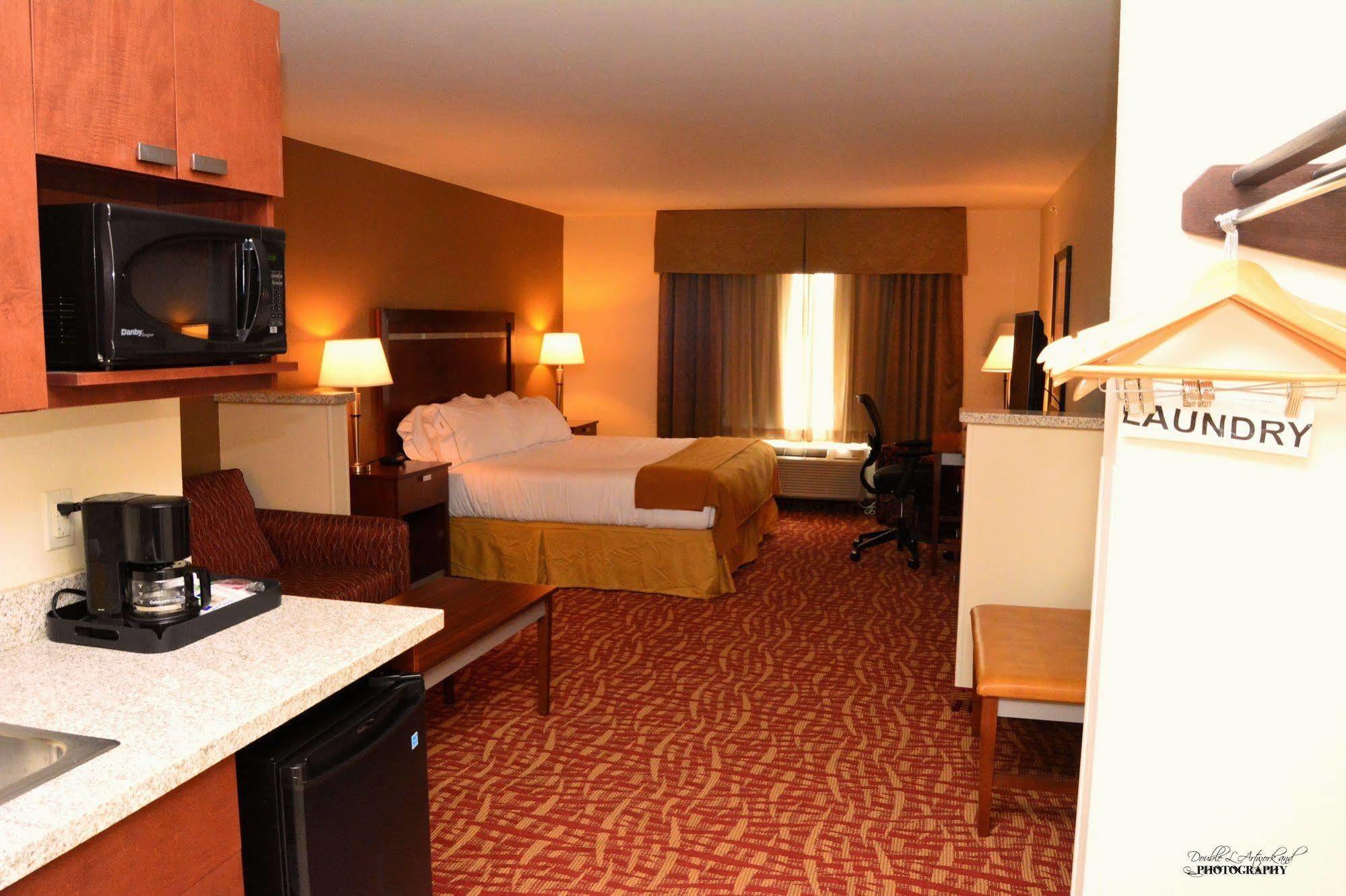 Holiday Inn Express & Suites Glendive By Ihg Exterior photo